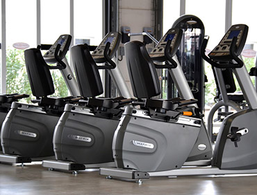 UNE SALLE DE SPORT ÉQUIPÉE